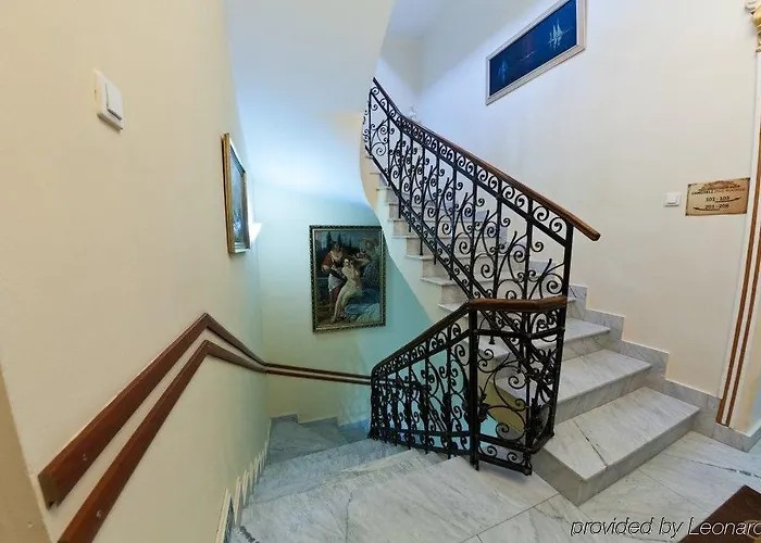 Royal 3* קריובה